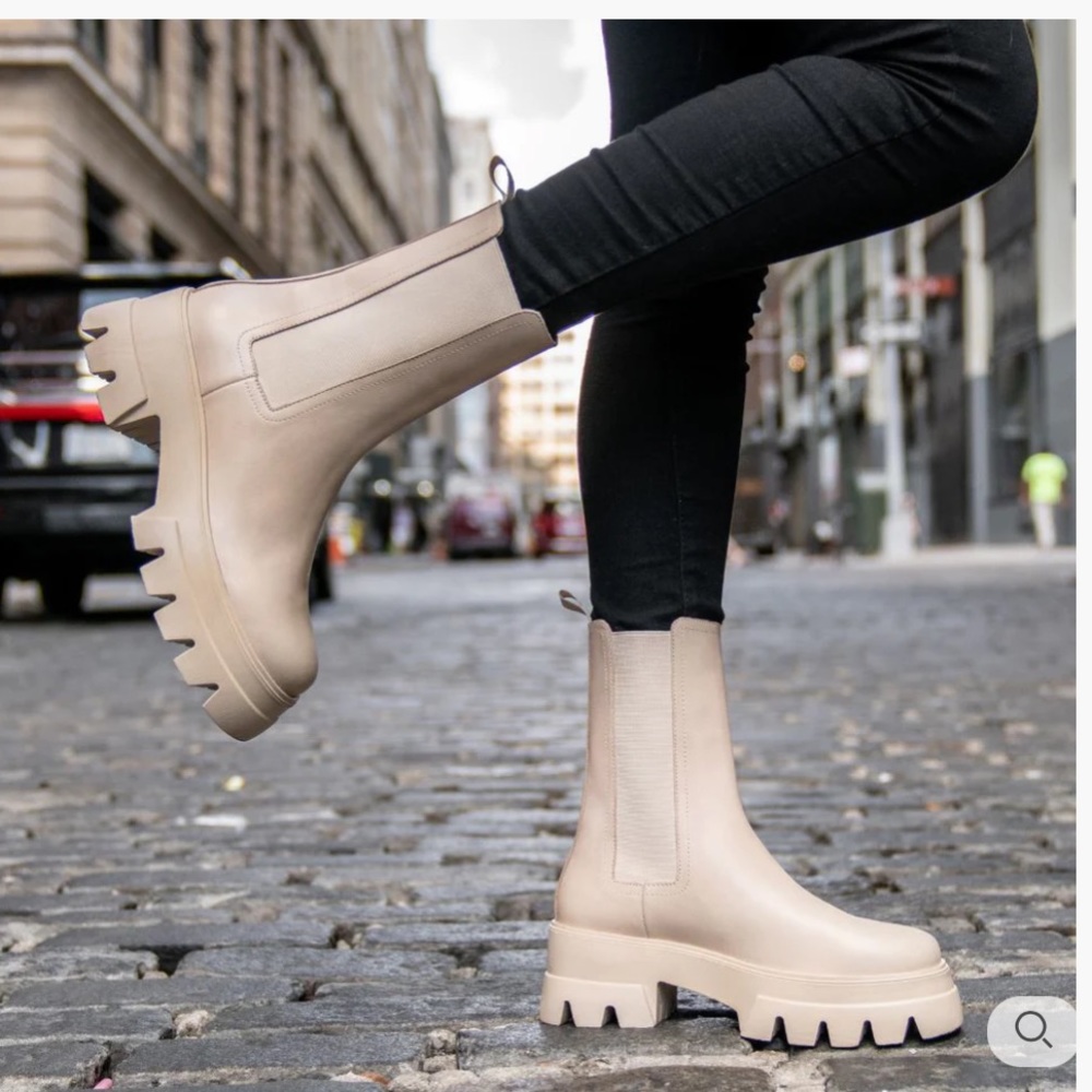 Thursday boots Reign Cream GUC, only worn for a single weekend!